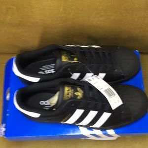 Addidas tennis shoes